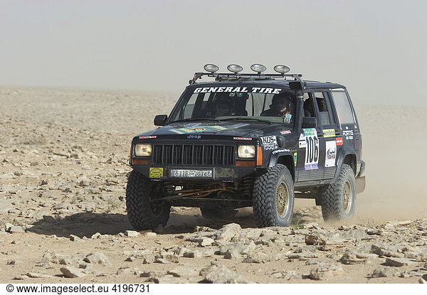 Jeep Gelaendewagen auf einer Rallye in der Wueste von Lybien