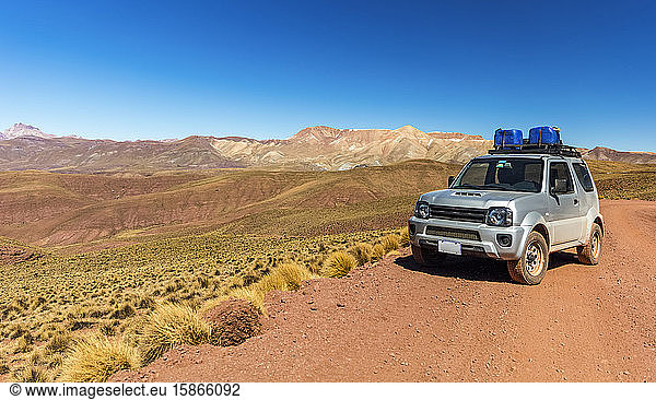 Jeep in der Altiplano-Landschaft; Potosi  Bolivien