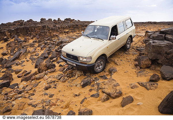 Jeep in der libyschen Wüste  Steinwüste  Akakus-Gebirge  Libyen  Sahara  Afrika