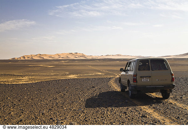 Jeep in der Steinwüste  Akakus Gebirge  Libyen  Sahara  Nordafrika  Afrika