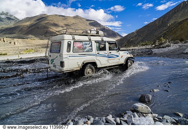 Jeep Taxi überquert Fluss  Josom  Kali Gandaki Tal  Mustang Distrikt  Nepal  Asien