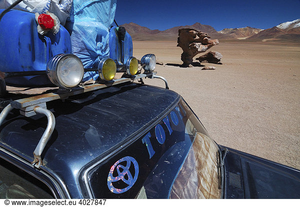 Jeep und ein Arbol de Piedra  Baum aus Stein  Altiplano  Bolivien  Südamerika