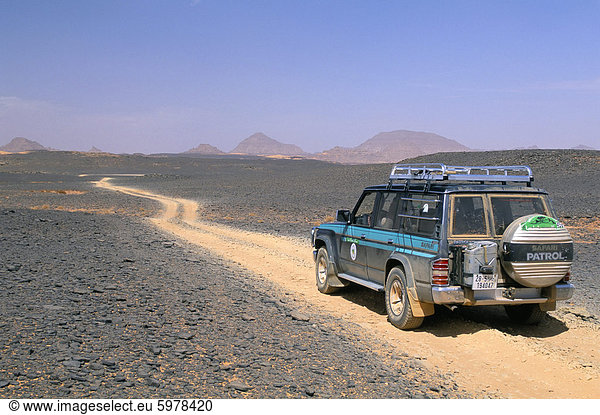 Jeep Wüste fahren in Steinwüste  Akakus  Sahara  Fessan  Libyen  Nordafrika  Afrika