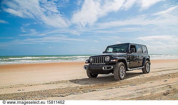 Jeep Wrangler fährt über den Strand  Daytona Beach  Florida  USA  Nordamerika