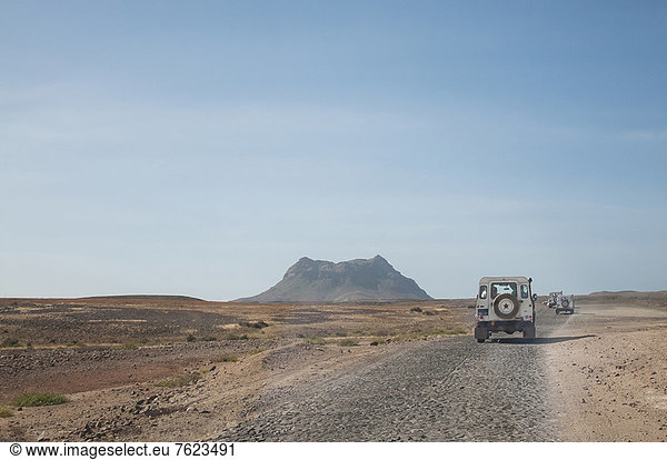 Jeeps fahren in staubiger Landschaft
