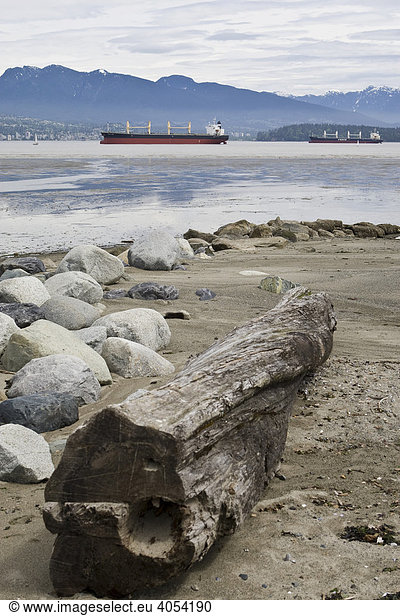 Jericho Beach Park Öltanker liegt vor Anker hinten Skyline von Vancouver British Columbia Kanada Nordamerika