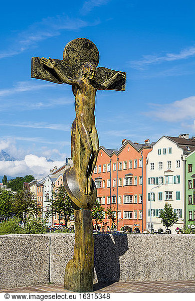 Jesus am Kreuz (christliches Kreuz) Skulptur  Altstadt  Innsbruck  Tirol  Österreich  Europa