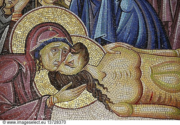 Jesus liegt auf dem neuen Grab von Joseph von Arimathea  Detail eines Mosaiks  das die Bestattung Jesu Christi darstellt  Grabeskirche.
