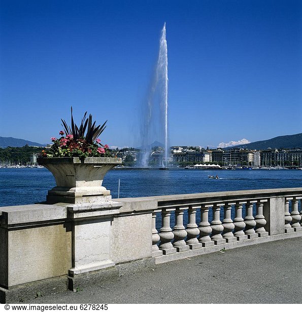 Jet d'eau (water jet)  Geneva  Lake Geneva (Lac Leman)  Switzerland  Europe