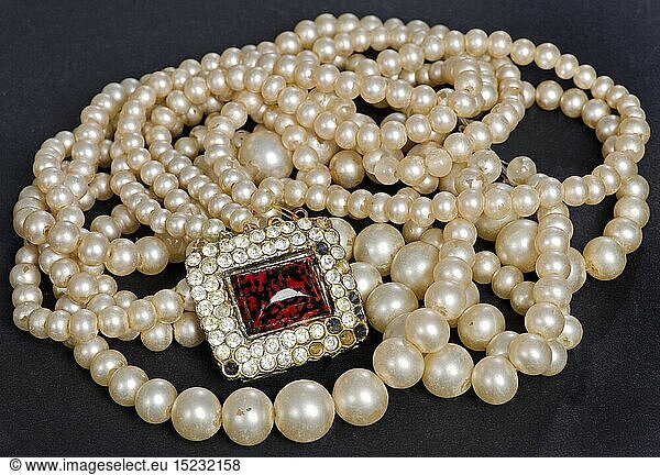 jewellery  costume jewellery  fivefold pearl necklace  imitation  attractive stone hanging on 5 pearl twists  Germany  circa 1930