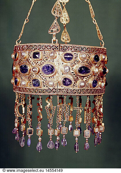 jewellery  crowns  votive crown of the Visigothic King Recceswinth (sole king from 653 - 672)  Museo Arqueologico  Madrid  Visigoth  Goth  gemstone  gemstones  gold  pearl  pearls  7th century  historic  historical  Early Middle Ages  fine arts  craft  handcraft  craftwork  Reccesuinth  Recceswint  Reccaswinth  Recdeswinth  Recesvinto  piece of jewellery  medieval