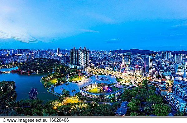 Jiangmen Stadt  Provinz Guangdong  bei Nacht
