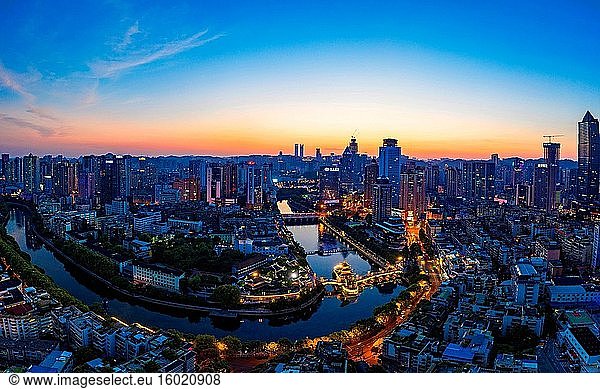 Jiangmen Stadt  Provinz Guangdong  bei Nacht
