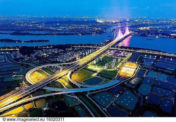 Jiangmen Stadt  Provinz Guangdong  Binjiang Brücke und Stadt bei Nacht