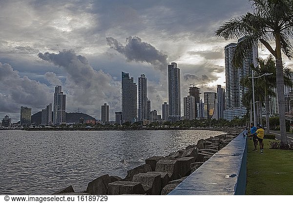 Jogger an der Strandpromenade  Panama City  Panama  Mittelamerika