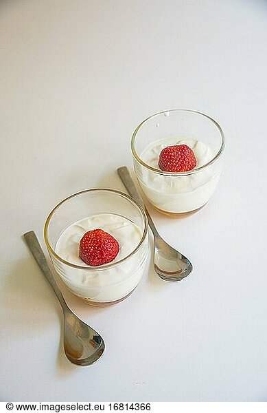 Joghurtcreme mit Honig und Erdbeeren.