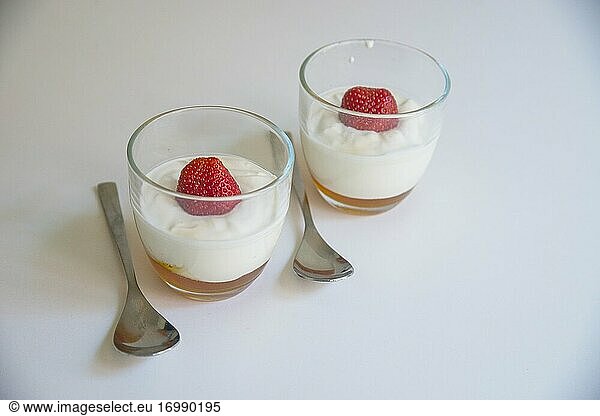 Joghurtcreme mit Honig und Erdbeeren.