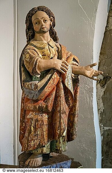 Johannes auf dem Kalvarienberg  polychrome Holzschnitzerei  16. Jahrhundert  stammt aus dem Altarbild der Virgen del Val  Kirche San Bartolom? in Atienza  Provinz Guadalajara  Spanien.