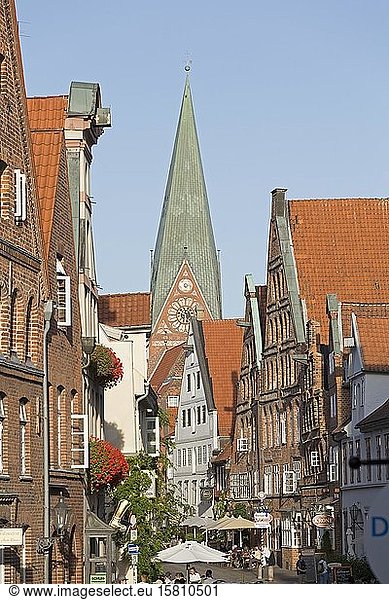 Johanniskirche and Heiligengeiststraße  Lüneburg  Lower Saxony  Germany  Europe
