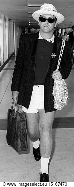 John  Elton  * 25.3.1947  brit. Musiker  Ganzfigur  auf dem Flughafen London Heathrow  bei der RÃ¼ckkehr aus Antigua  20.8.1981
