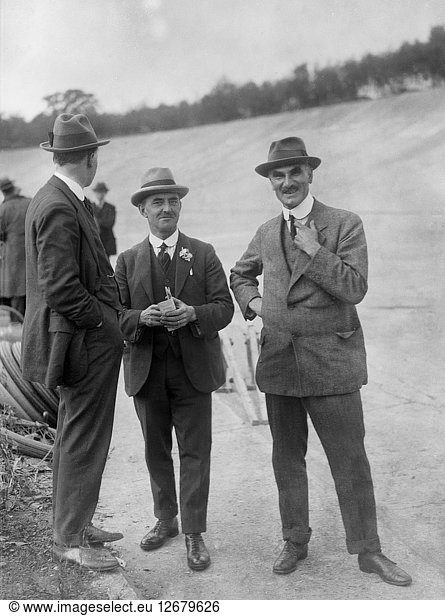 John Portwine und Selwyn Edge von AC Cars auf der Brooklands-Rennstrecke  Surrey  um 1921. Künstler: Bill Brunell.