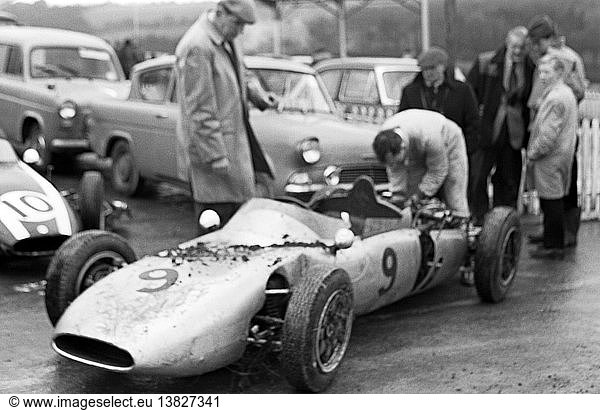 John Surtees´ ramponierter Cooper T52a im Fahrerlager  Formel Junior BRSCC Rennen  Brands Hatch  England  Boxing Day 1960. '