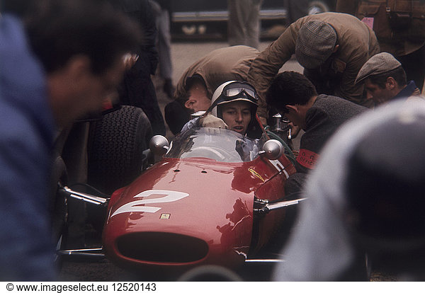 John Surtees in einem Ferrari. Künstler: Unbekannt