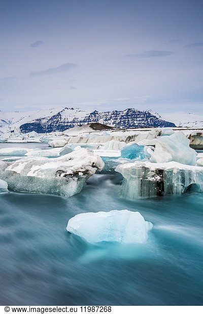 Jokulsarlon  Ostisland  Island. Eisberge schwimmen im Winter auf der Gletscherlagune.
