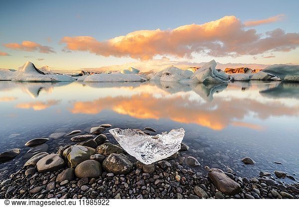 Jokulsarlon  Ostisland  Island  Nordeuropa. Die ikonischen kleinen Eisberge in der Gletscherlagune während eines Sonnenaufgangs.