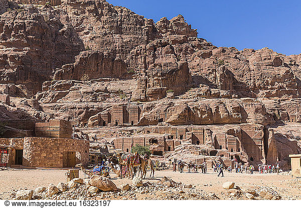 Jordanien  Petra  Blick auf Felsengräber