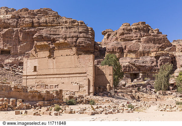 Jordanien Petra Blick zur Ruine des Qasr al-Bint Tempels