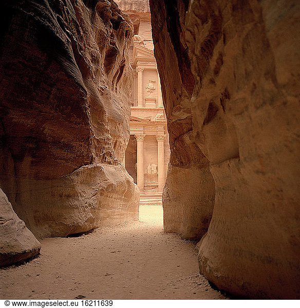 Jordanien  Petra  Felsformation  Tempel im Hintergrund