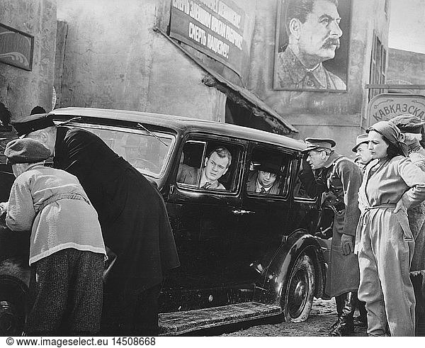 Joseph Cotten  Jack Moss  on-set of the Film  Journey into Fear  1943