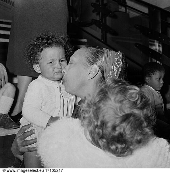 Josephine Baker; Singer and revue dancer; St. Louis (Miss.) 3.6.1906 –
Paris  12.4.1975. During the performance of her children’s book “Le tribu Arc-en-Ciel 1958: Josephine Baker with a child of her “rainbow family (a total of twelve Waisenkinders of different skin colors adopted by her and her husband Jo Bouillon). Photo.