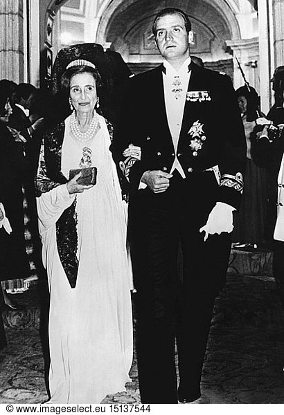 Juan Carlos I  * 5.1.1938  king of Spain since 22.11.1975  full length  with mother Maria de las Mercedes  1980s