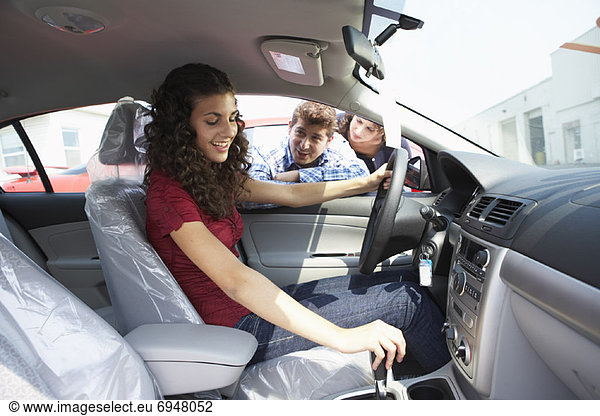 Jugendlicher Auto kaufen neu