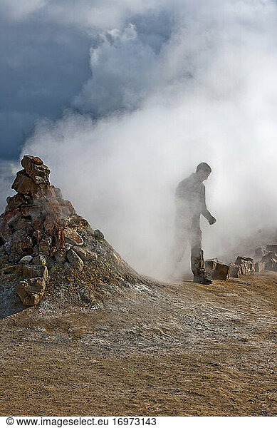 Jugendlicher  der aus vulkanischem Dampf am Myvatn-See auftaucht