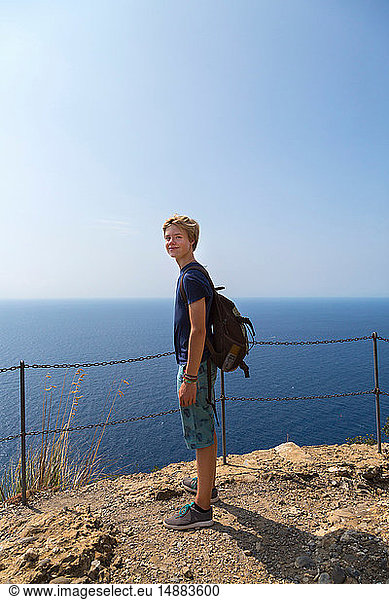 Jugendlicher Junge an der Küste  Ganzaufnahme  Vernazza  Ligurien  Italien