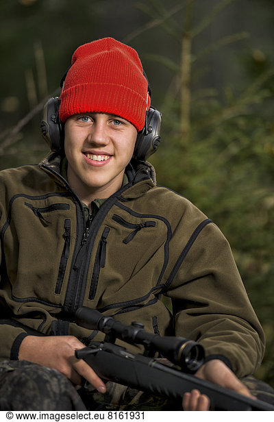 Jugendlicher  Junge - Person  Jagd  Gewehr