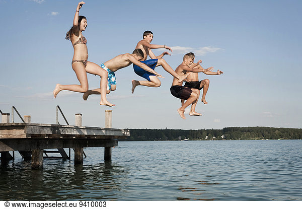 Jugendlicher 5 See springen Steg