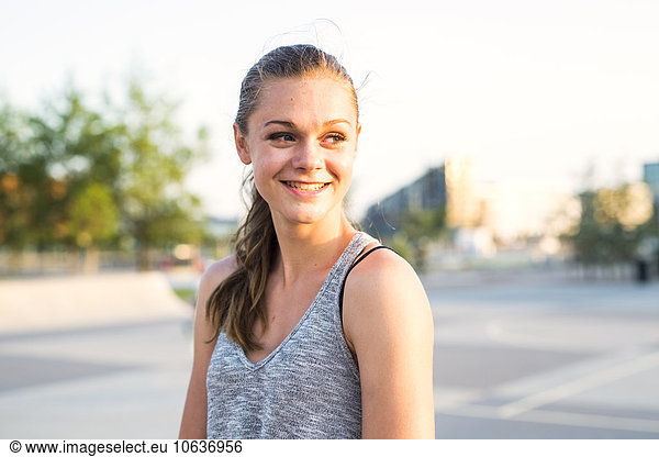 Jugendlicher sehen lächeln wegsehen Reise Skateboardanlage Mädchen