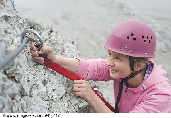 Jugendlicher Seil Tau Strick Karabinerhaken Haken Mädchen verbinden klettern