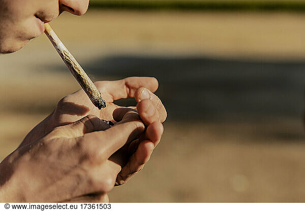 Jugendlicher zündet Marihuana-Joint bei Sonnenuntergang an