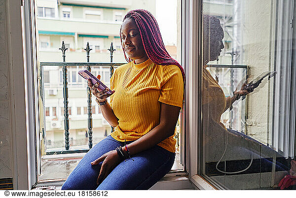 junge afroamerikanische Frau  mit Mobiltelefon