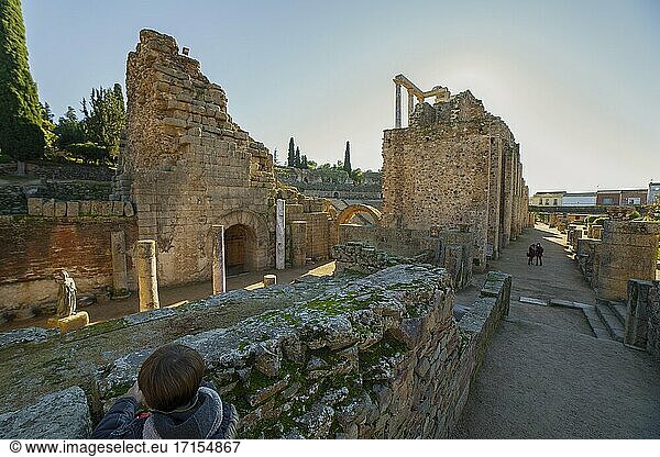 Junge am östlichen Eingang des römischen Theaters von Merida. Eine der größten und umfangreichsten archäologischen Stätten in Europa. Westlicher Zugang. Extremadura  Spanien.