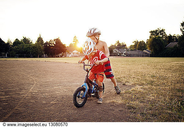 Junge auf Fahrrad mit Bruder