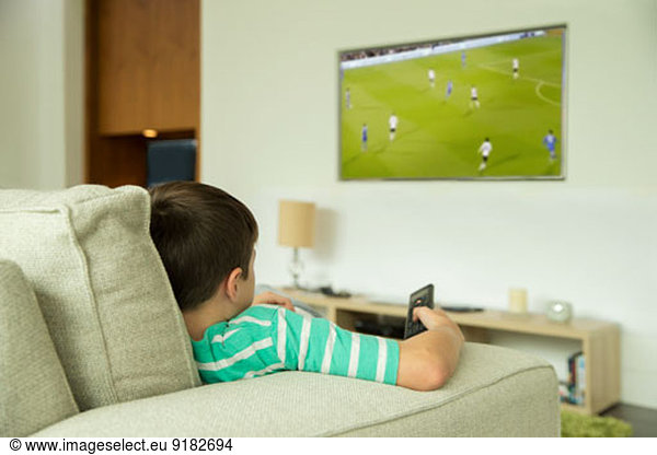 Junge beim Fernsehen im Wohnzimmer