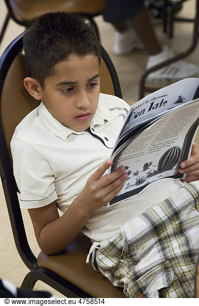 Junge beim Lesen im Summer Literacy Camp  einem Ferien-Lesekurs  der vom amerikanischen Lehrerverband in Detroit organisiert wird  Michigan  USA