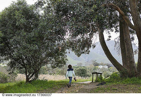 Junge beim Spaziergang in der Nähe des Klein River  Stanford  Westkap  Südafrika