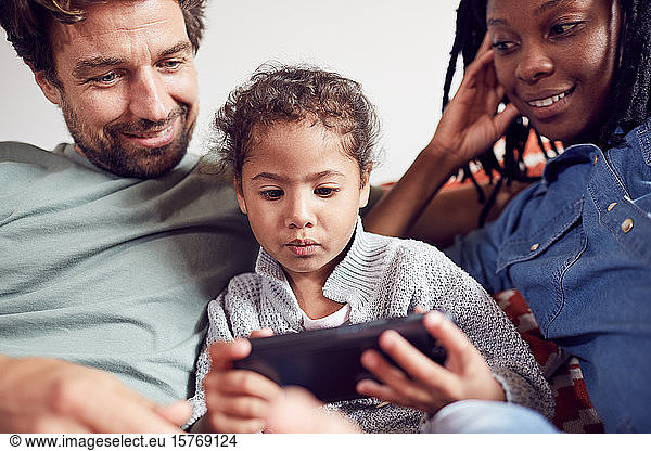 Junge Familie mit Smartphone